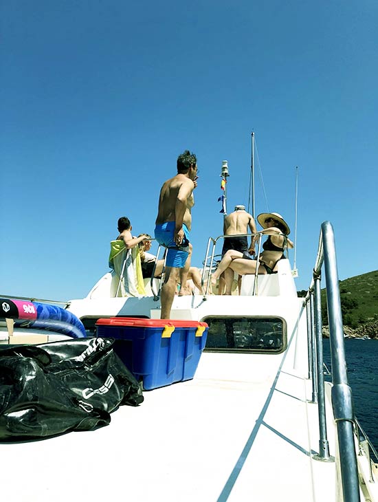 Una familia disfrutando de una experiencia en el mar con Aton SD